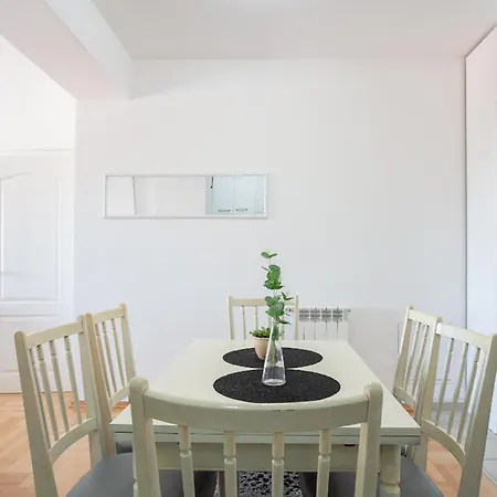 אכסניה Urban & *