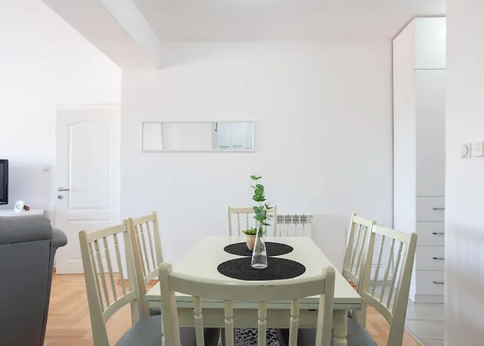 אכסניה Urban & *