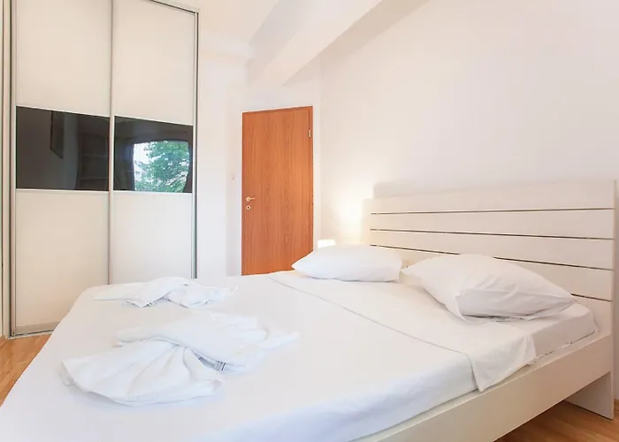 Urban & אכסניה סקופיה