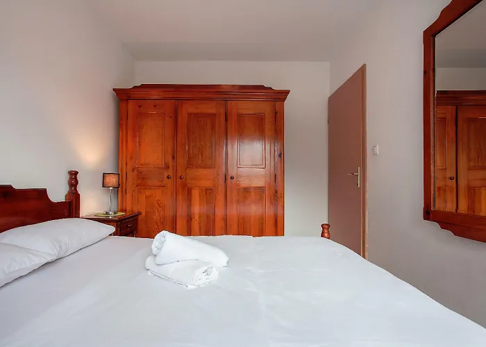 Urban & אכסניה