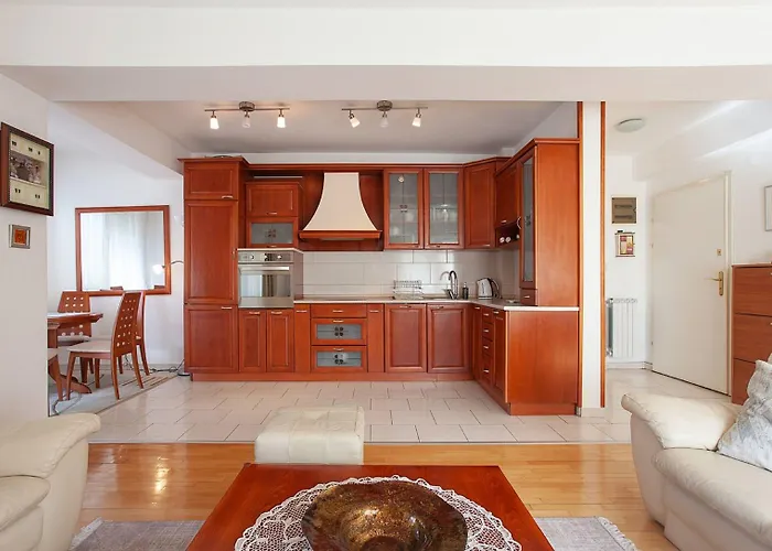 Urban & אכסניה סקופיה